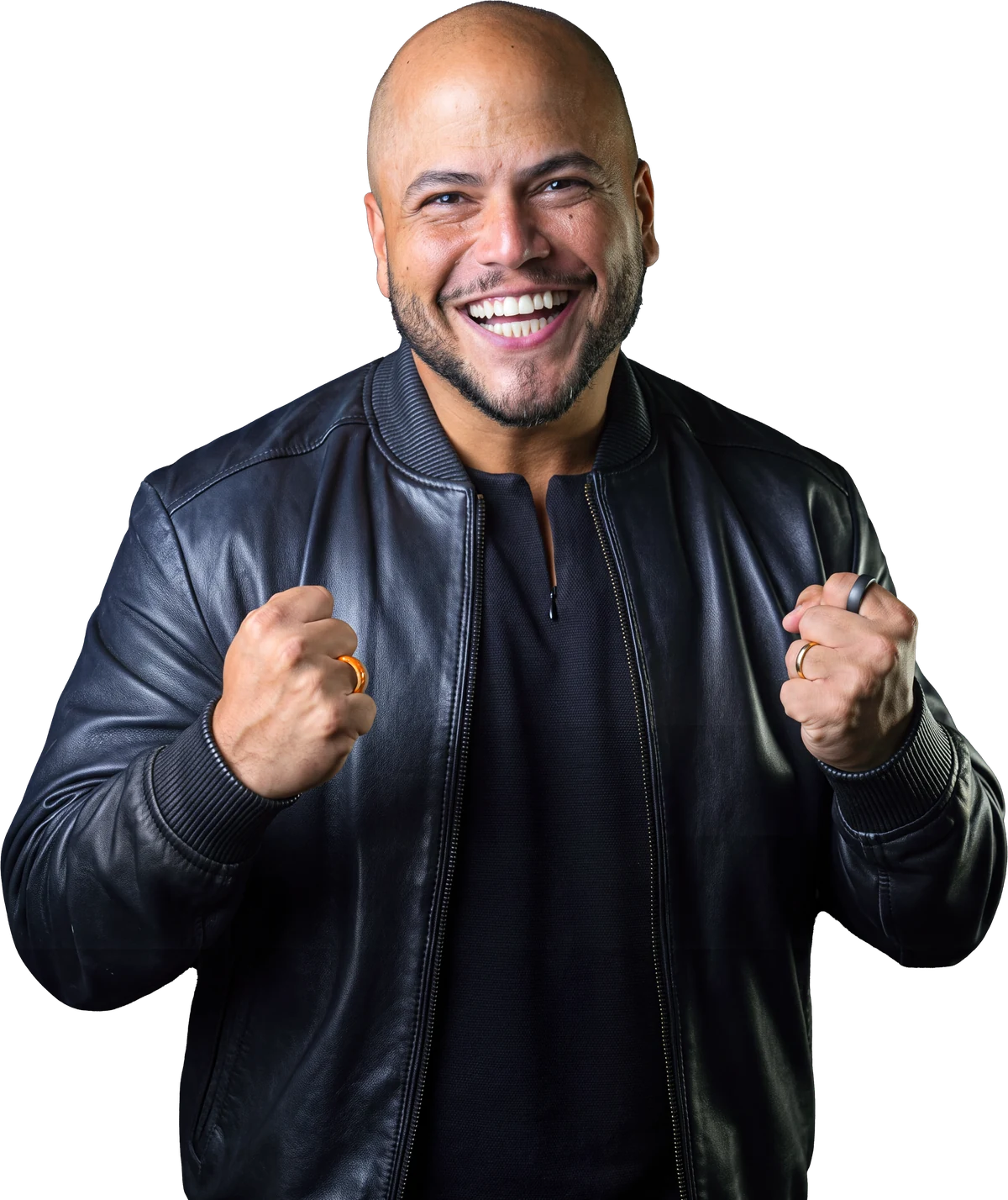 Victor Damásio sorrindo, de jaqueta de couro, com os punhos cerrados em comemoração